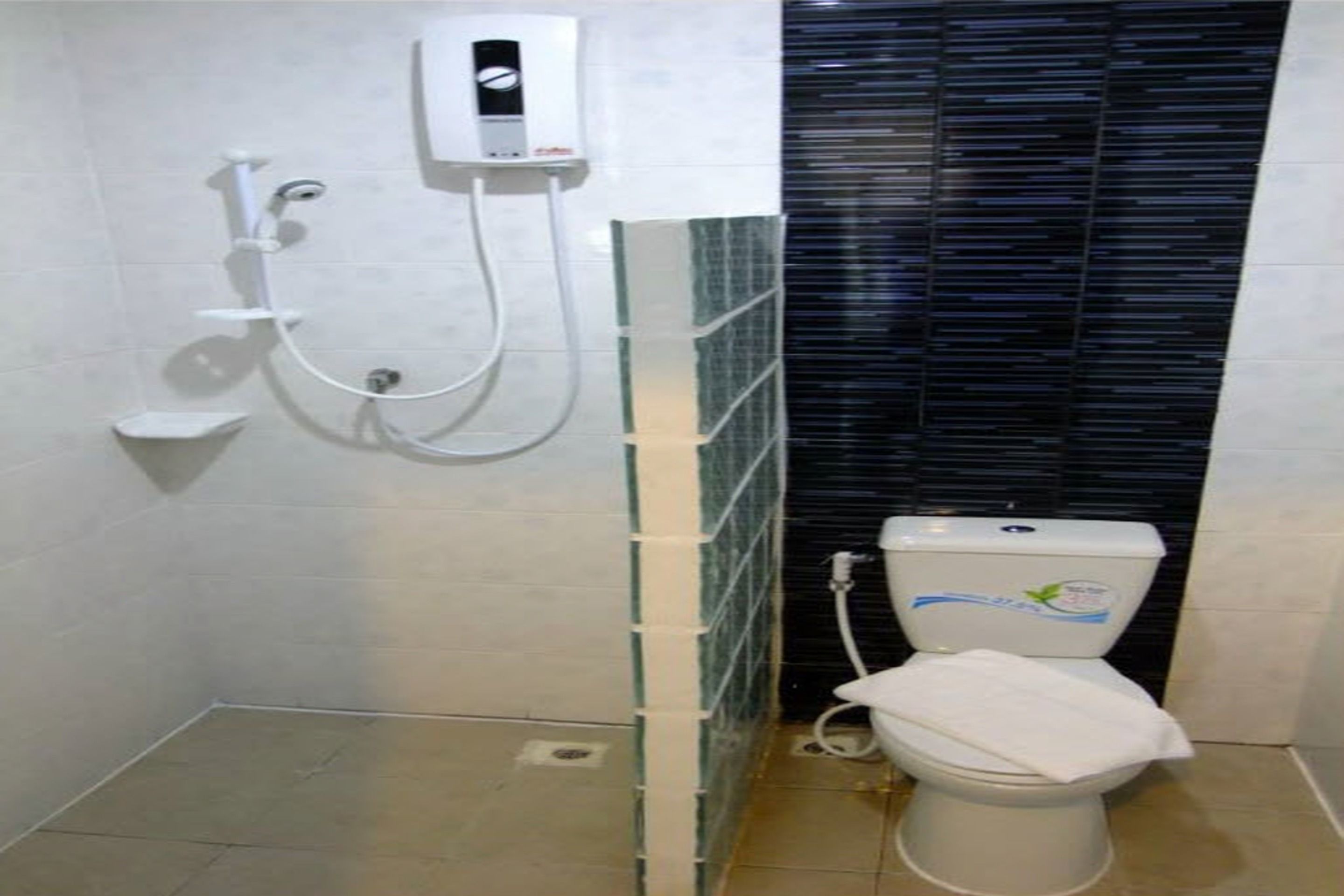 shower, free toiletries