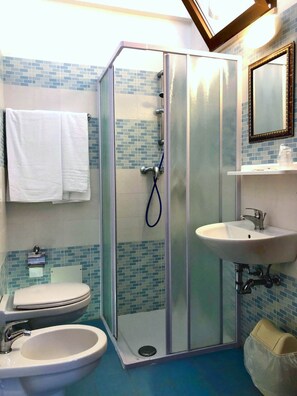 Chuveiro, secador de cabelo, bidê, toalhas de banho