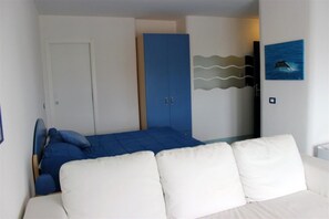 Habitación doble | Área de sala de estar | Televisión LCD 
