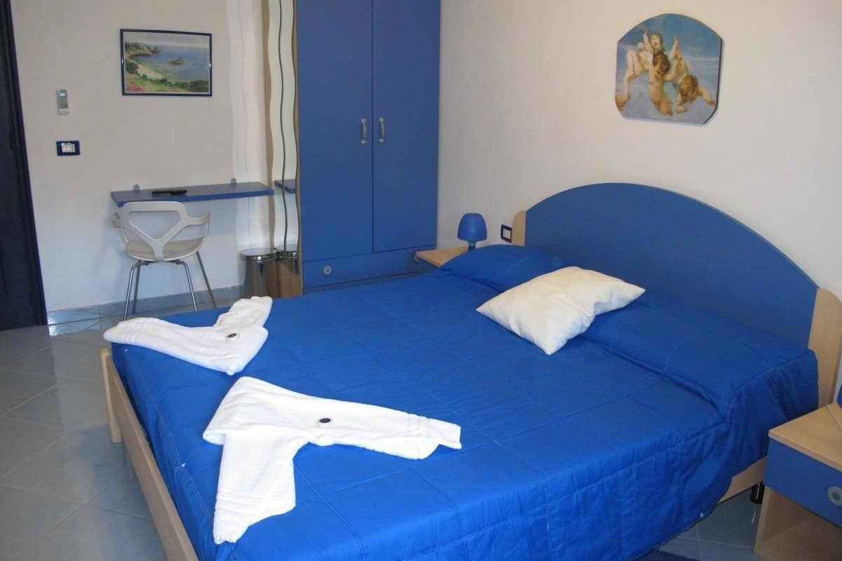 Double Room | In-room safe, desk, cribs (free)