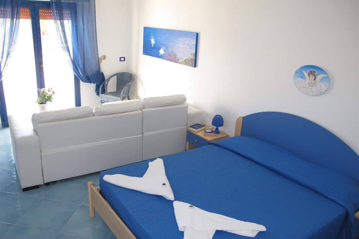 Double Room | In-room safe, desk, cribs (free)