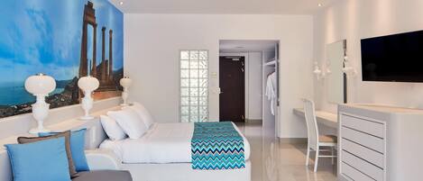 Una habitación de hotel moderna con una cama, un escritorio, un televisor y un baño con ducha.