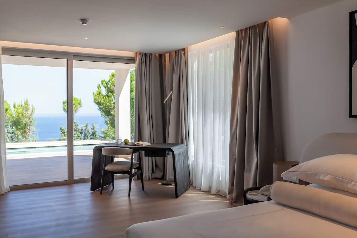 SeaPine Flow Suite with Private Pool | 1 camera, una cassaforte in camera, una scrivania, tende oscuranti