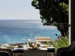 4 restaurants, breakfast, lunch served; local and international cuisine