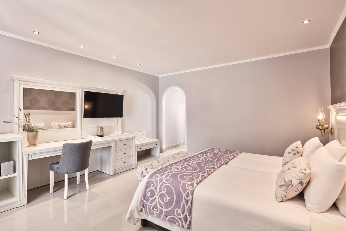 Une chambre à coucher moderne avec un lit, un bureau et une chaise.