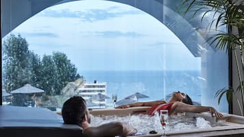 Salas de tratamiento para parejas, un sauna, una bañera de hidromasaje