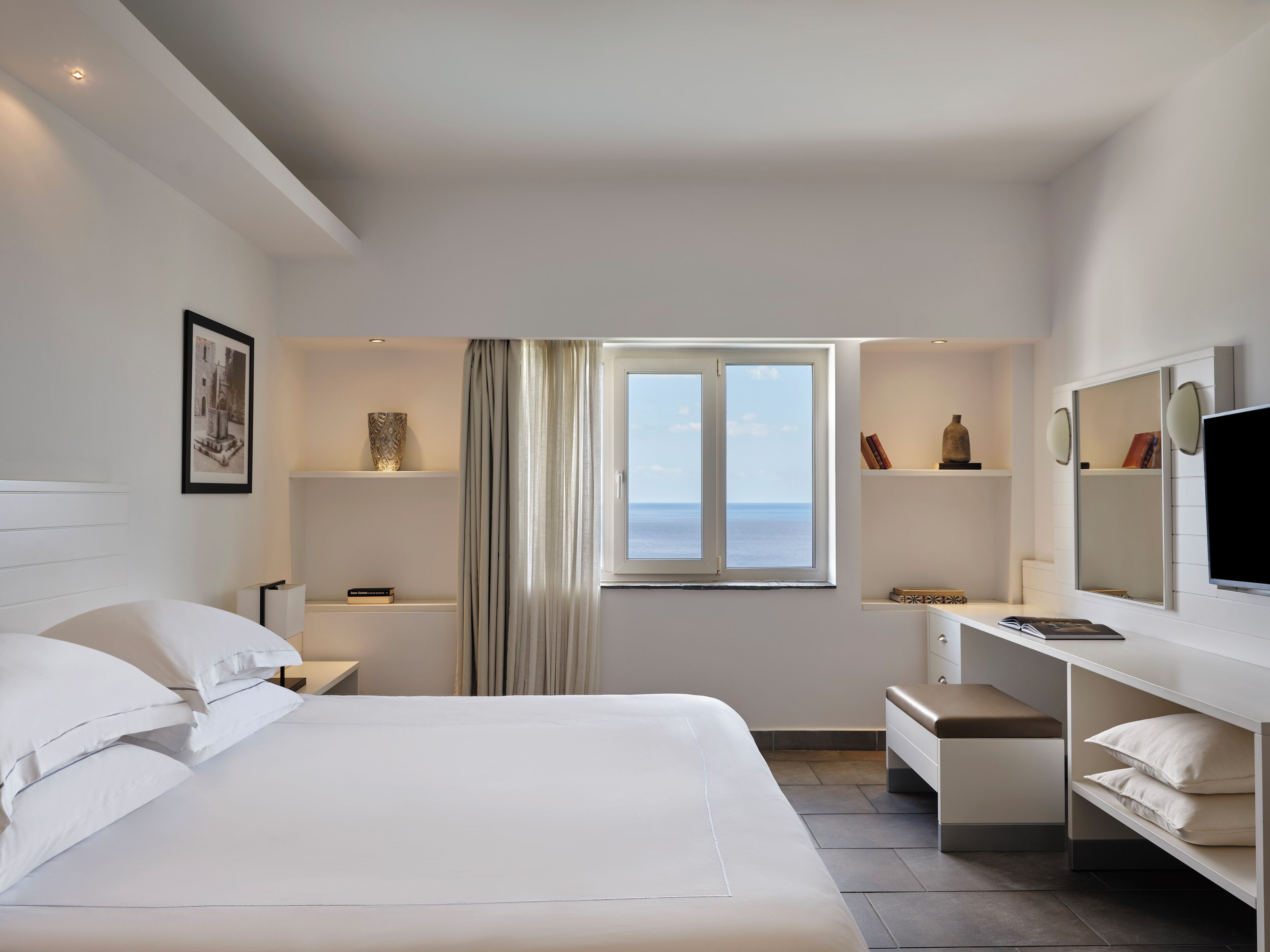 Suíte, vista para o mar (Sharing Pool) | Cofres nos quartos, escrivaninha, cortinas blackout