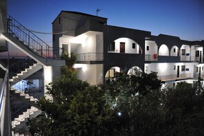 Front of property – evening/night - Maritime Hotel Aparts (Rhodes)