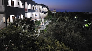 Un hotel con varios balcones y un patio central.