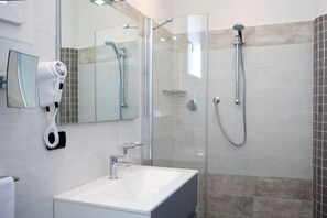 Chambre Double ou avec lits jumeaux, vue partielle sur la mer | Salle de bain