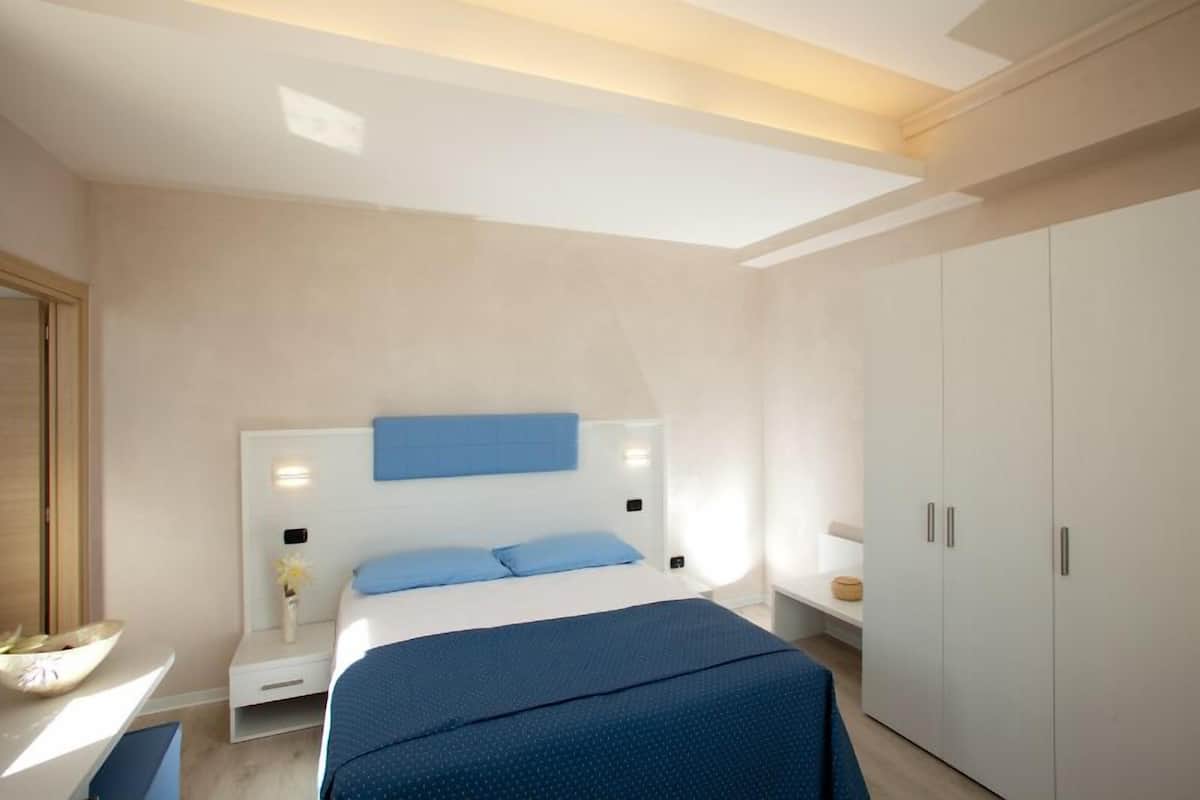 Kamer, 1 twee- of 2 eenpersoonsbedden, gedeeltelijk uitzicht op zee | Luxe beddengoed, een minibar, een kluis op de kamer, een bureau