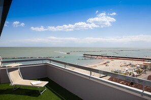 A balcony with a view of a beach and marina. - Hotel Rio (Bellaria-Igea Marina)