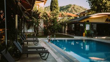 Una piscina al aire libre