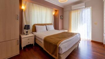 Escritorio y tabla de planchar con plancha