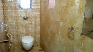 Douche, articles de toilette gratuits, sèche-cheveux, chaussons