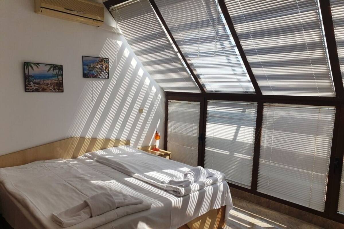 Departamento panorámico, 2 habitaciones, cocineta, vista al mar | Cunas, wifi gratis y ropa de cama