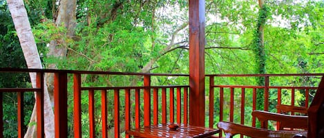 Casa de árbol Deluxe, 1 cama King size, vista al río | Balcón