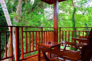 Rumah Pohon Deluks, 1 Tempat Tidur King, pemandangan sungai | Balkon