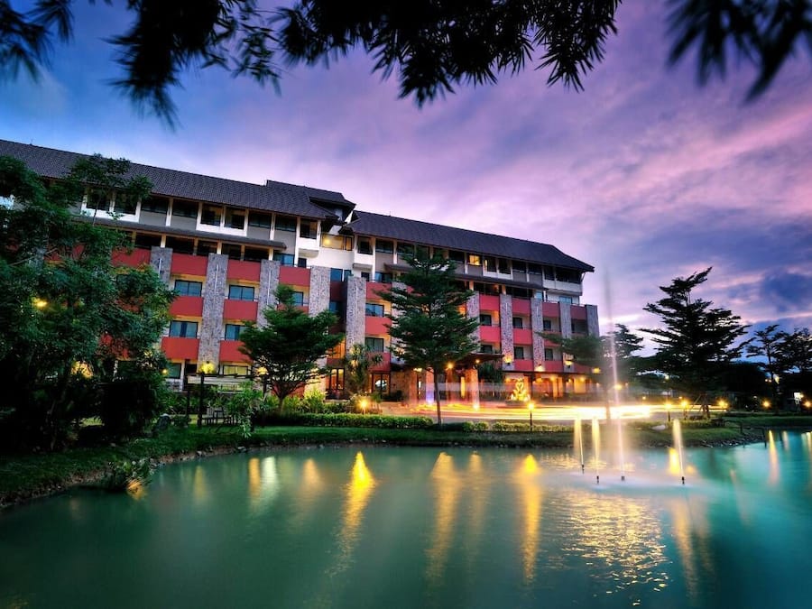 Fachada de la propiedad por la tarde o noche