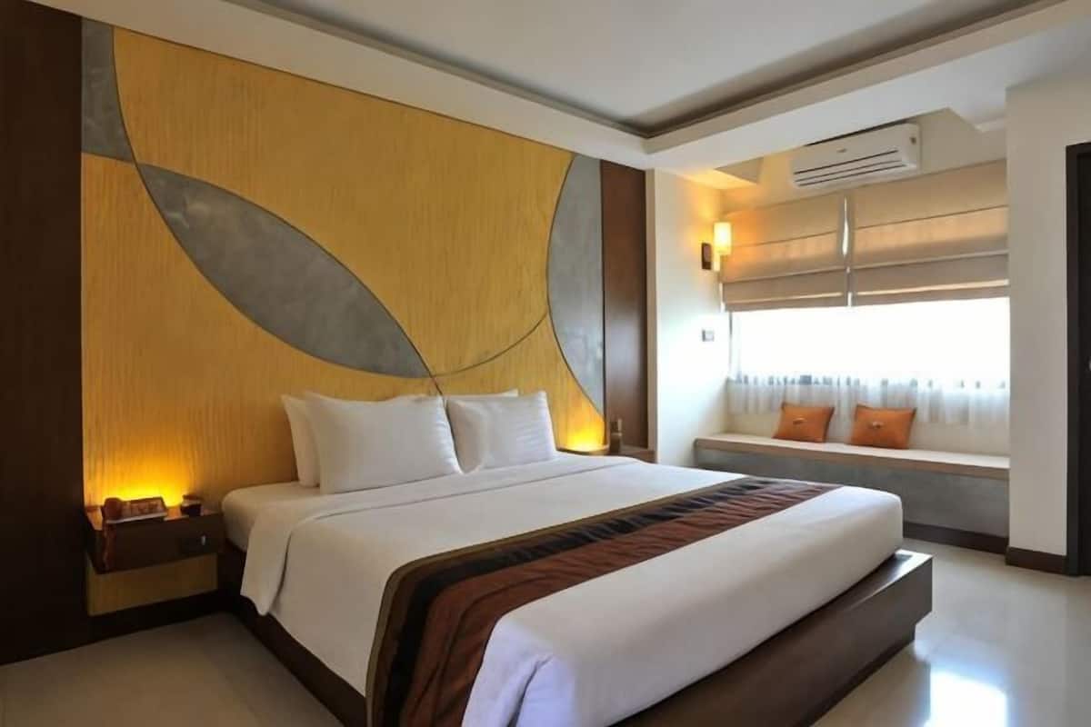 Minibar, desk, iron/ironing board, free WiFi
