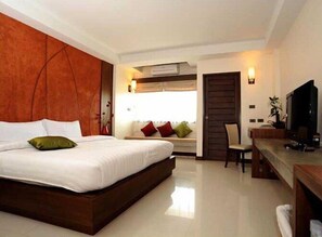 Minibar, escritorio, tabla de planchar con plancha y wifi gratis
