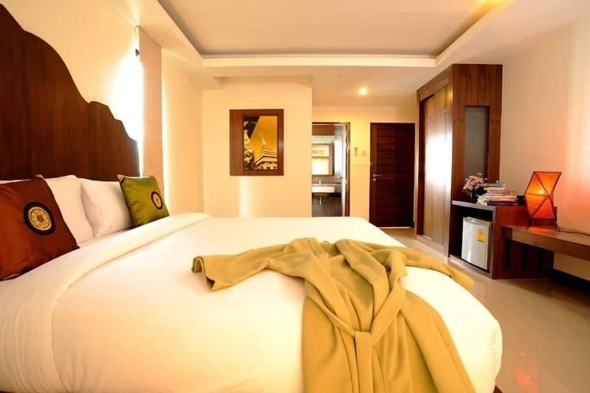 minibar, desk, iron/ironing board, free wifi