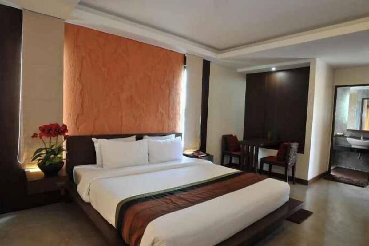 Minibar, desk, iron/ironing board, free WiFi