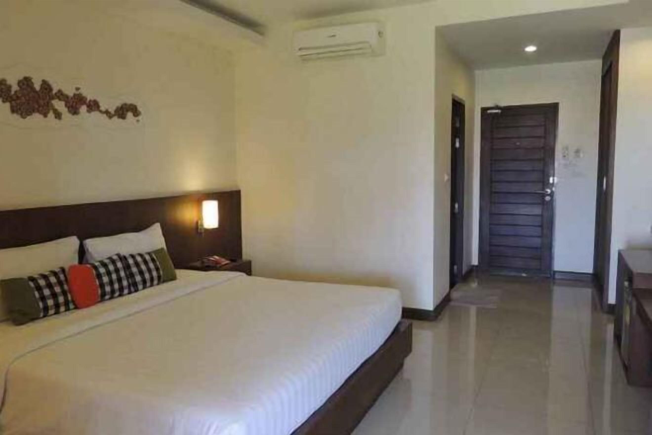 Minibar, escritorio, tabla de planchar con plancha y wifi gratis 