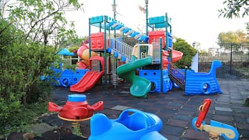 Área de juegos infantiles al aire libre