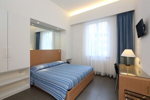 Standard Double or Twin Room | Minibar, in-room safe, desk, free WiFi - Hotel Genova (Sestri Levante)