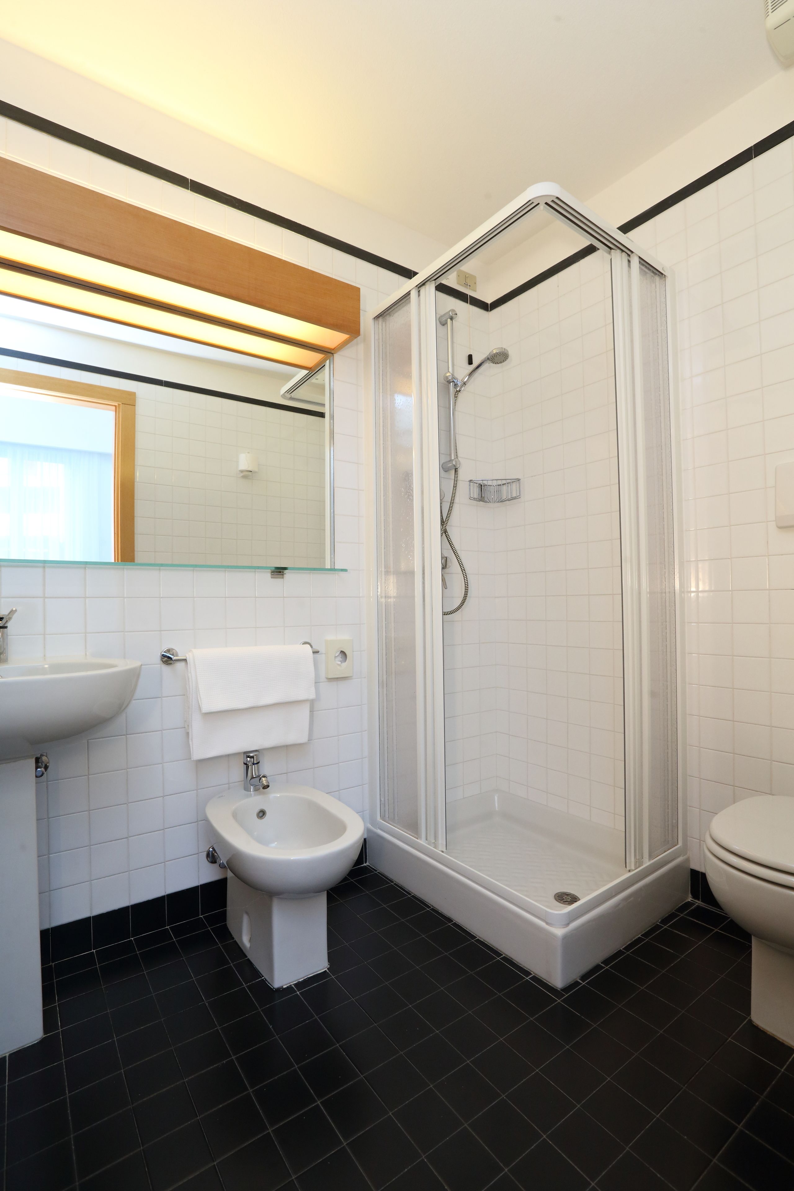 standard double or twin room | bathroom | shower, bidet, towels