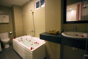 Tvåbäddsrum Deluxe - balkong - utsikt mot staden | Badrum | Gratis toalettartiklar, hårtork, badrock och tofflor