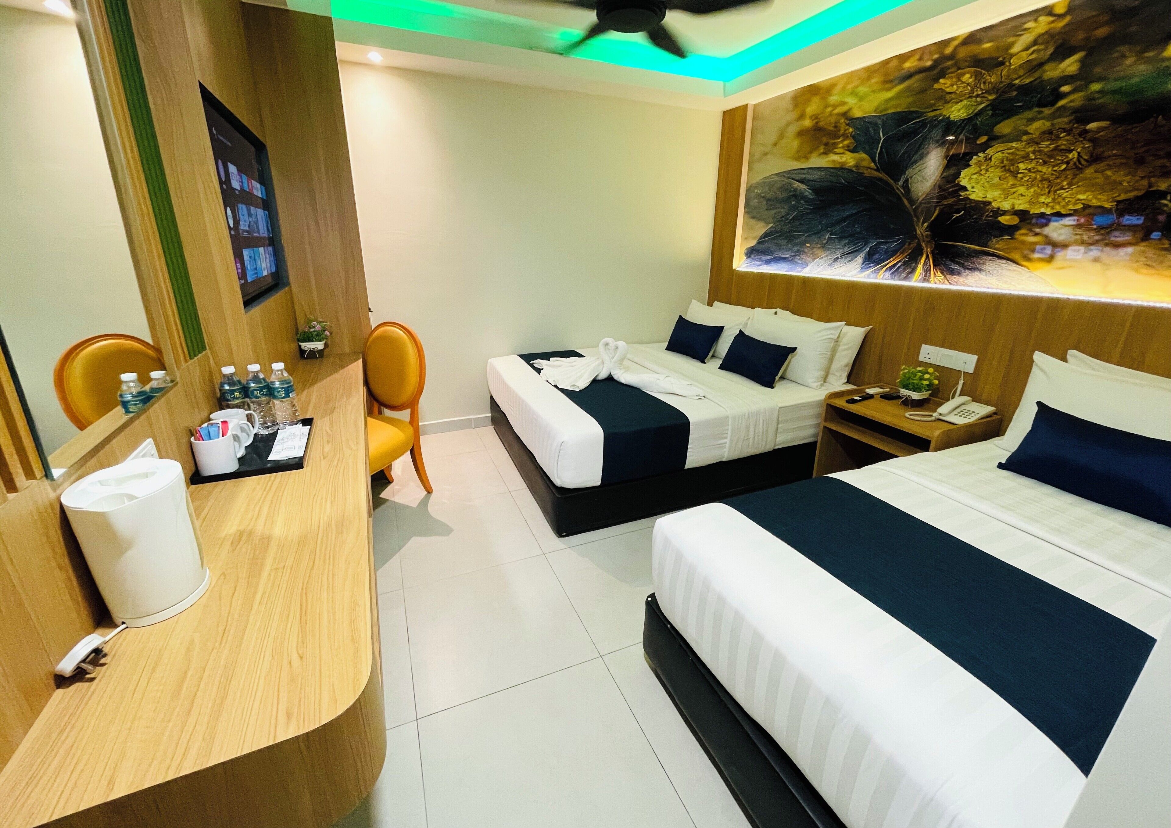 Deluxe-Dreibettzimmer | Minibar, Zimmersafe, Schreibtisch, laptopgeeigneter Arbeitsplatz