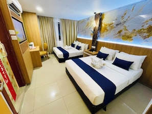 Minibar, in-room safe, desk, laptop workspace - Easy Hotel Kl Sentral (Kuala Lumpur)