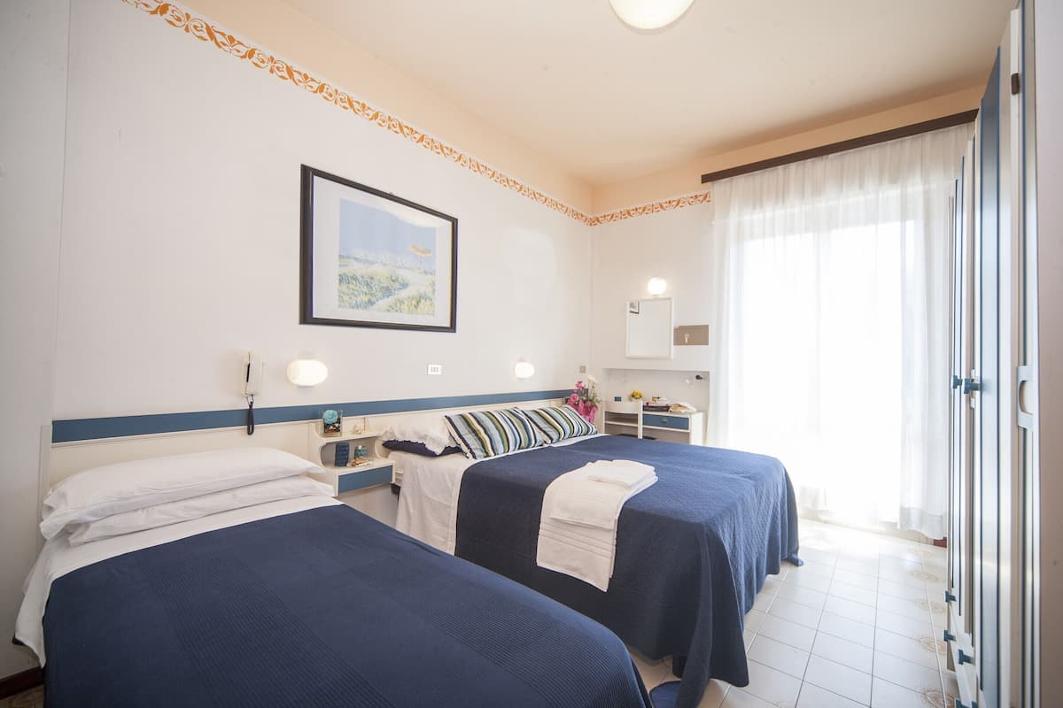 In-room safe, desk, free WiFi