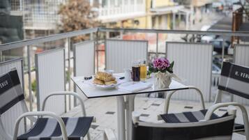 Aamiainen, lounas ja illallinen; paikallinen keittiö