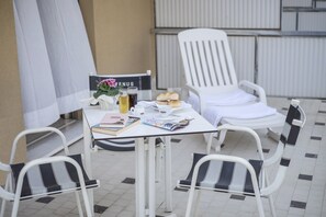 Petit déjeuner, déjeuner et dîner servis sur place