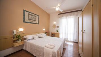 Kahden hengen comfort-huone (yksi tai kaksi sänkyä) | Tallelokero huoneessa, työpöytä, ilmainen Wi-Fi