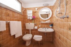 Ducha, artículos de higiene personal gratuitos, secador de pelo y bidé
