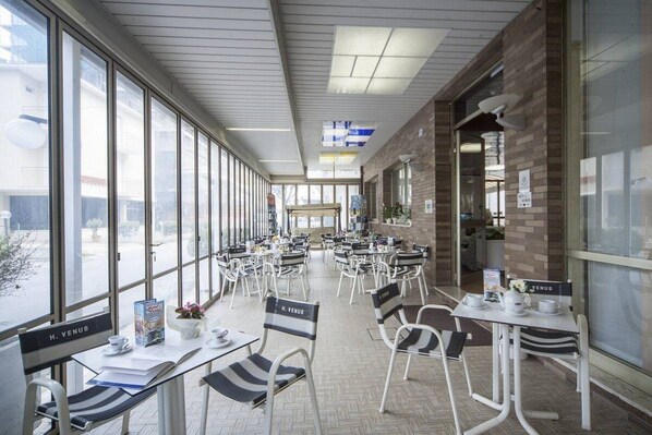 Café da manhã, almoço e jantar; culinária local