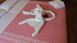 In-room safe, desk, free cots/infant beds, bed sheets - Hotel Harmony (Riccione)