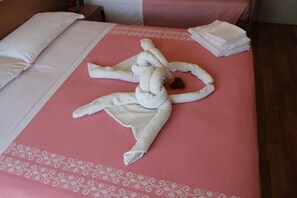 In-room safe, desk, free cots/infant beds, bed sheets - Hotel Harmony (Riccione)