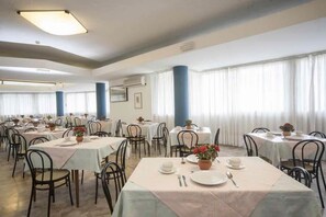 含每日吃到飽早餐