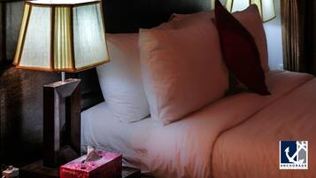 Executive Deluxe | 1 bedroom, premium bedding, in-room safe, desk
