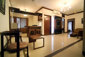 Emperor Suite | Bathroom | Shower, free toiletries, hair dryer, towels