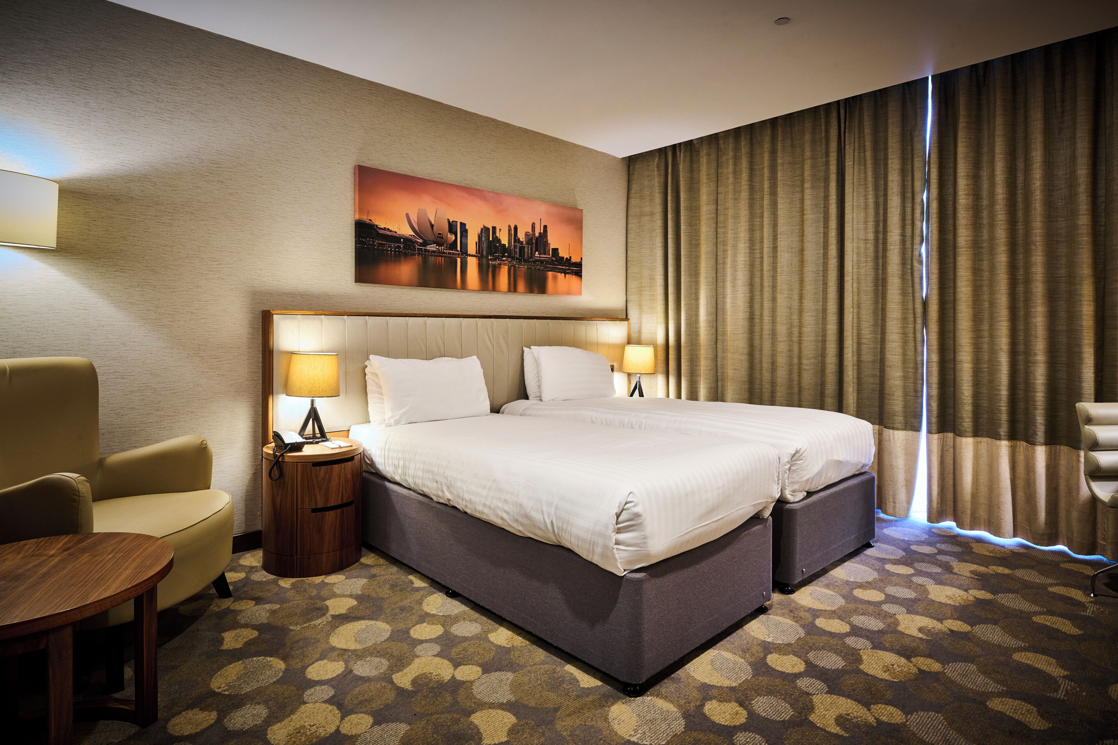 خزنة داخل الغرفة ومكتب ومساحة عمل للكمبيوتر المحمول وتجهيزات عازلة للصوت