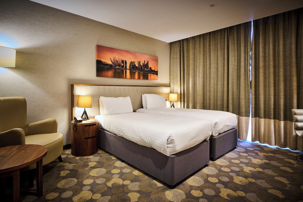 Quarto duplo com design assinado, 2 camas de solteiro | Cofres nos quartos, escrivaninha, espaço de trabalho para notebook