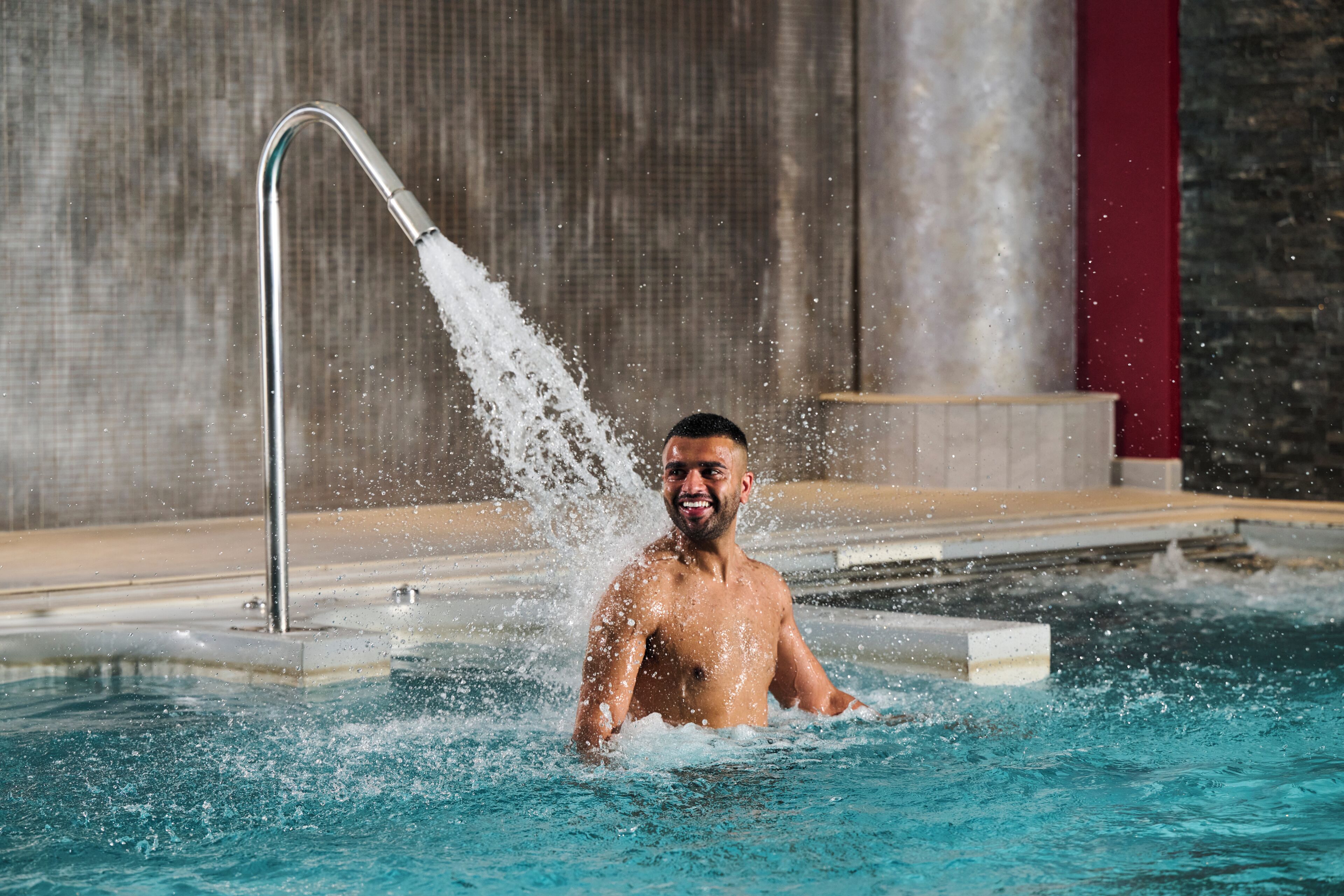 Hồ bơi trong nhà, ghế dài tắm nắng 