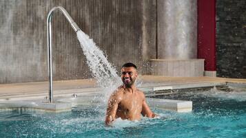 Sisäuima-allas, aurinkotuoleja