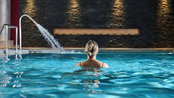 Hồ bơi trong nhà, ghế dài tắm nắng